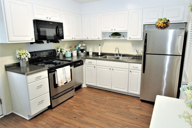 Cocina - Colonial Townhouses- Students save up to 10%!