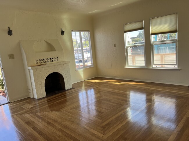 Foto del edificio - 611 Woodrow Ave