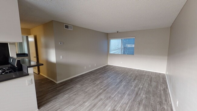 Foto del interior - 12617 OXNARD || Unique TWO LEVEL APT available!