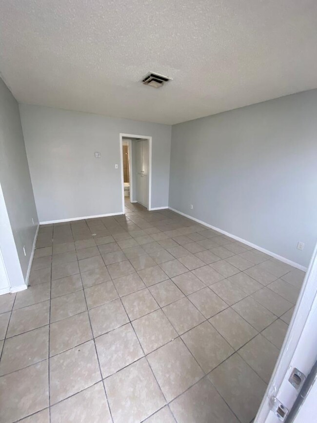 Building Photo - 2600 E Mesquite Ave