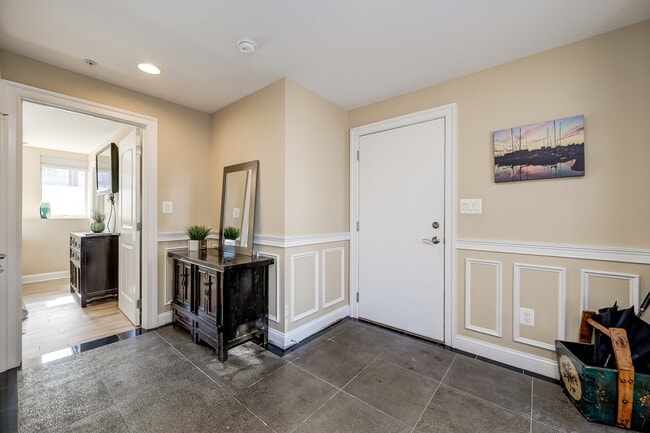 Building Photo - 621 Ponte Villas N