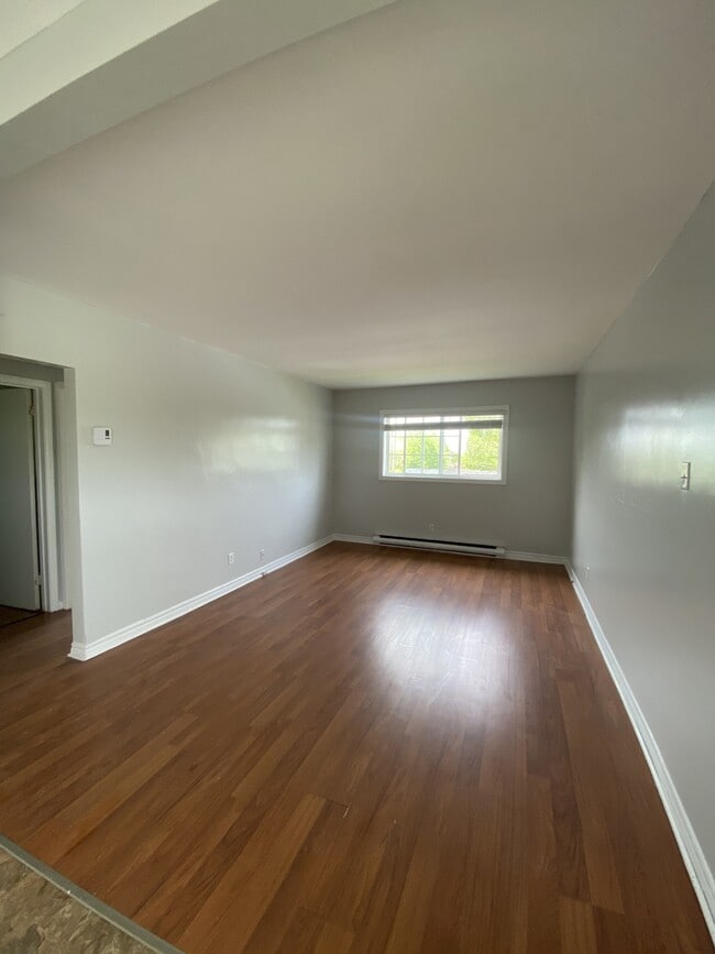 Building Photo - 956 Meadow Ave