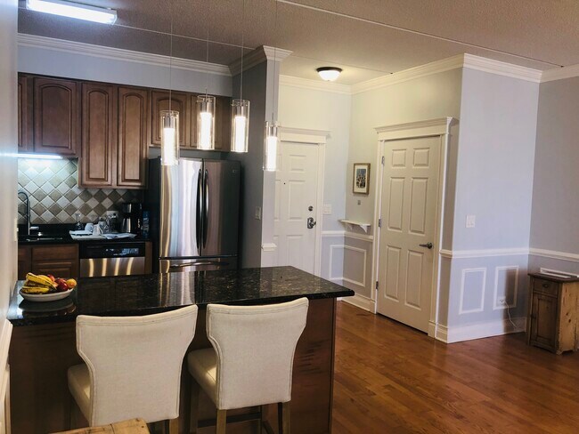 Building Photo - 5036 W Pensacola Ave