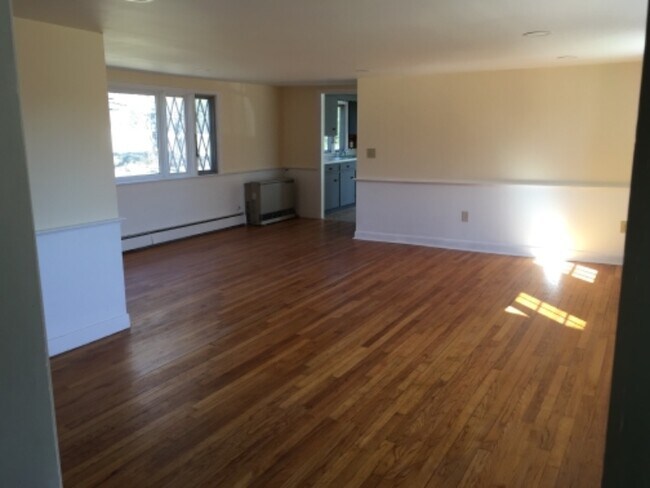 Foto del edificio - 469 River Rd