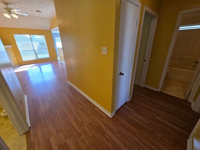 Foto del edificio - College Station - 3 bedroom / 2 bath / Fenced Yard / Garage /House