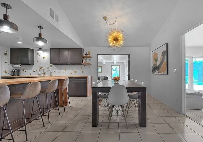 Foto del edificio - Stylish Palm Springs Home with Indoor-Outdoor Living