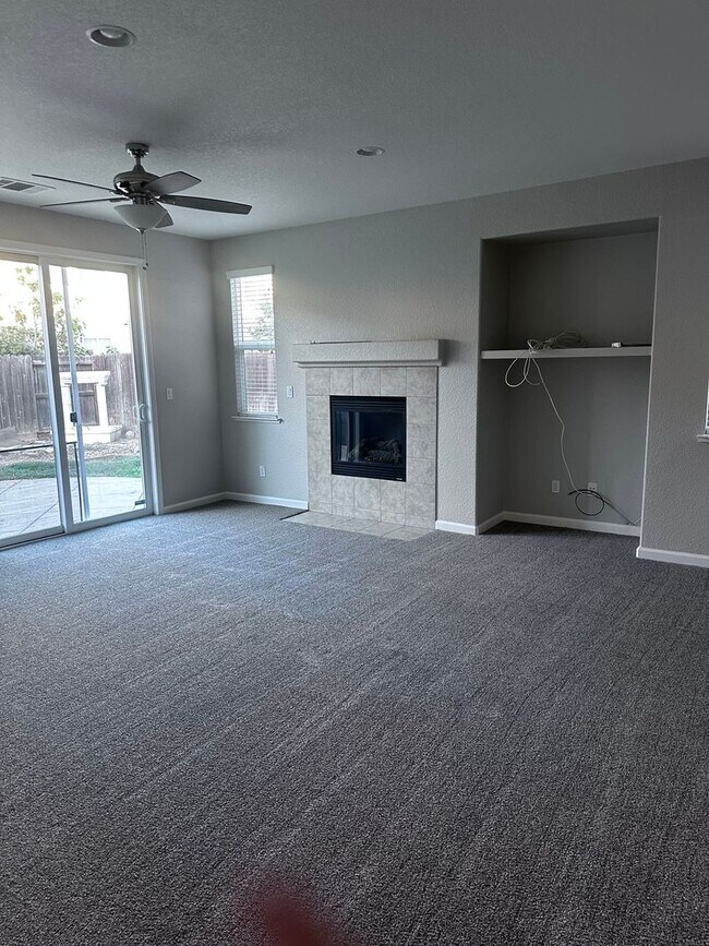 Foto del edificio - GORGEOUS HOME FOR RENT! NEW CARPET AND PAINT THROUGHOUT! 1 FULL BED AND BATH DOWNSTAIRS!