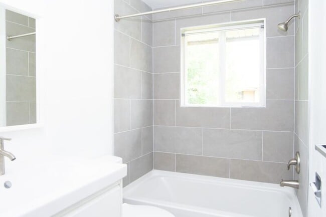 Building Photo - 558 Sir Anthony Cir W