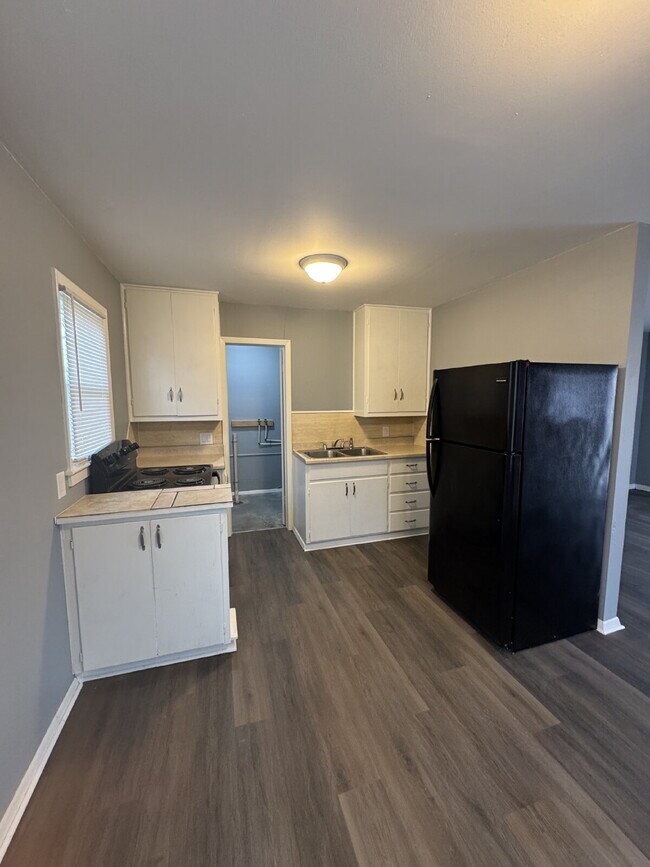 Foto del edificio - "Charming 1-Bed, -Bath Duplex Gem in Wichita – Spacious 625 Sq Ft Living!"