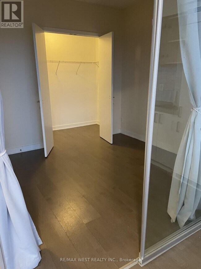 Photo du bâtiment - 501-1501 St Clair Ave W