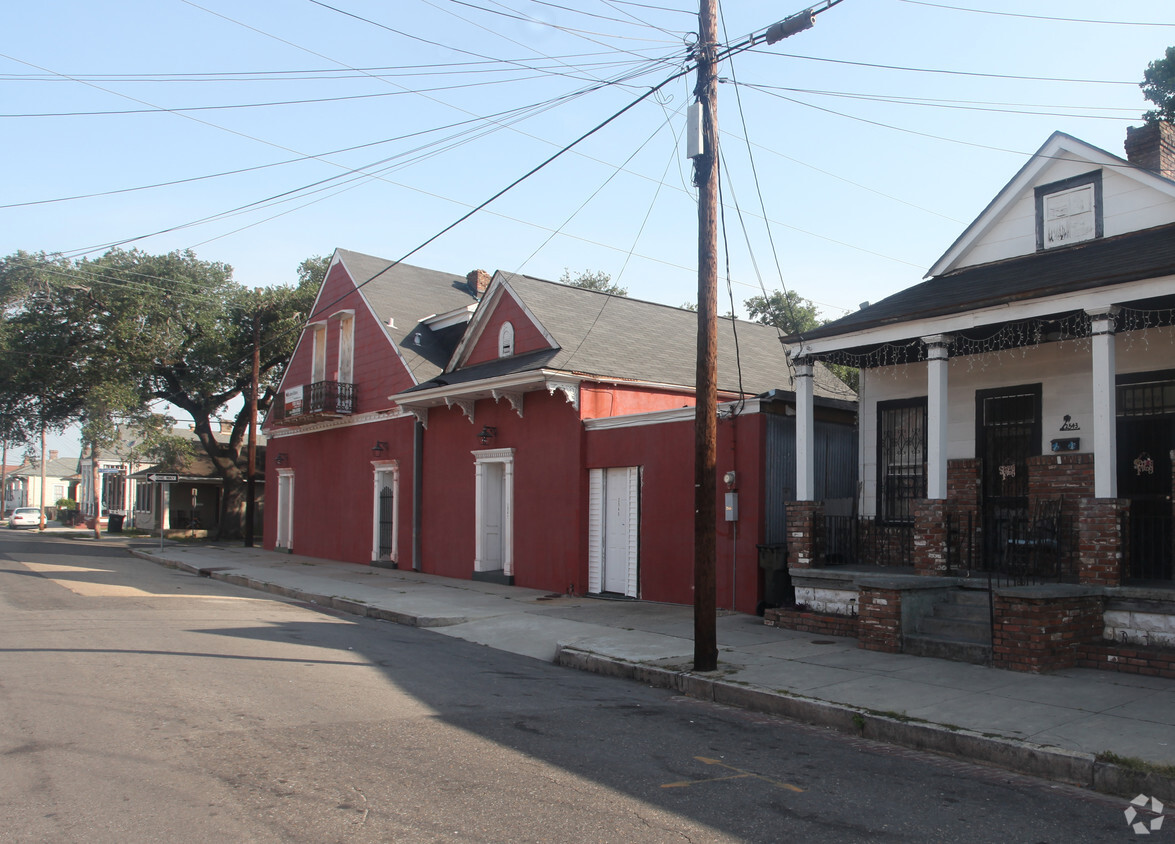 Primary Photo - 2549 Dumaine St