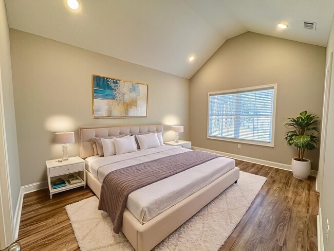 Foto del edificio - 5007 Cypress Lake Rd