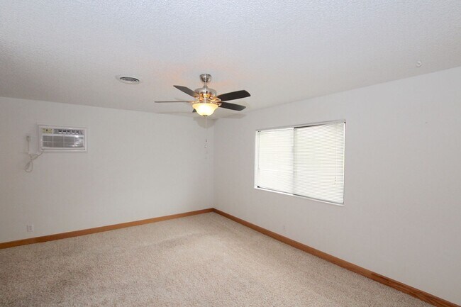 Foto del edificio - Condo for Lease on the West-side of Great ...