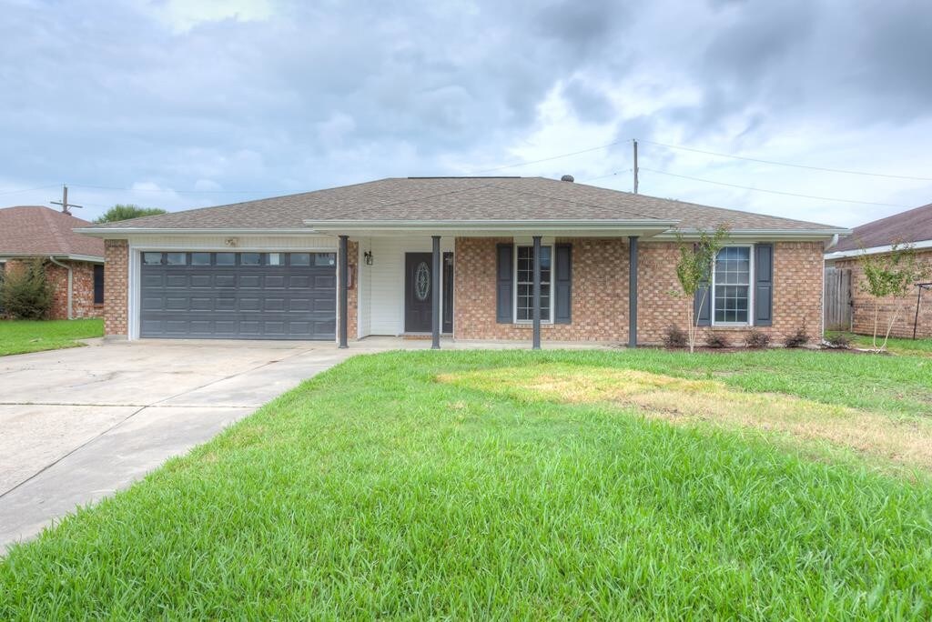 2320 Friar Tuck Ln, Groves, TX 77619 House Rental in Groves, TX
