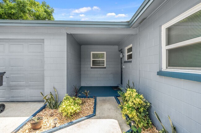 Building Photo - Temple Terrace Hideaway
