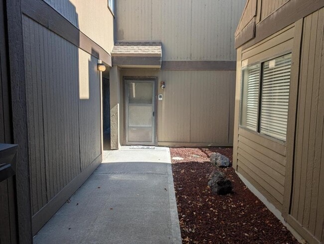 Building Photo - 1325 Presto St