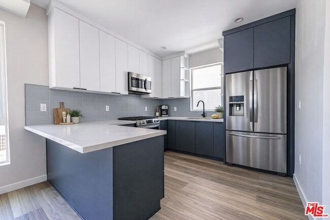 Building Photo - 6700 Balboa Blvd