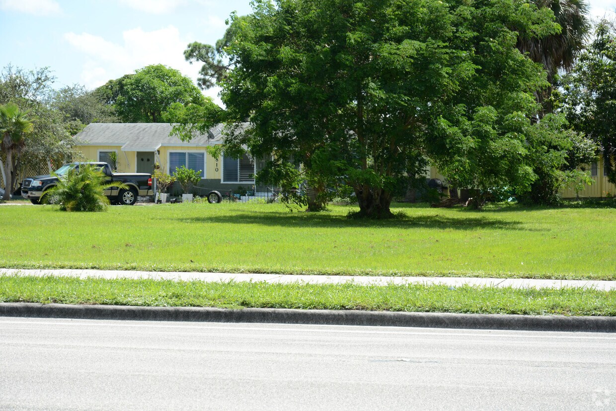 Building Photo - 3810 Lake Worth Rd
