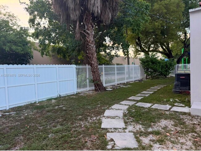 Foto del edificio - 586 NW 48th St