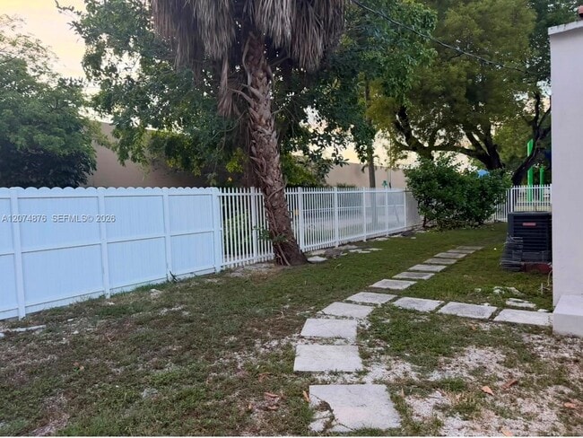 Building Photo - 586 NW 48th St