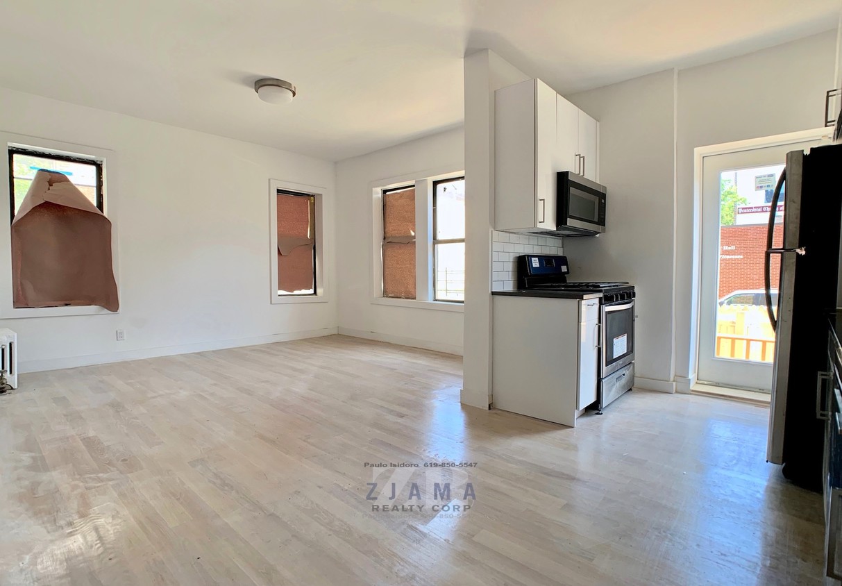Primary Photo - 220 E 23rd St