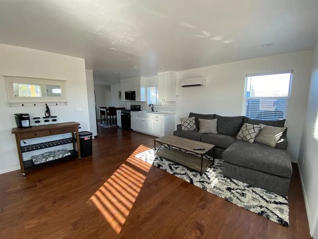 Foto del edificio - Move-in special: THE OWNER IS OFFERING 1/2 OFF FIRST MONTHS!!!!