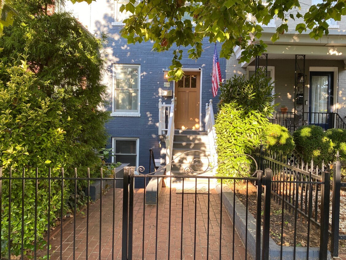 317 13th St SE Unit B, Washington, DC 20003 Apartments in Washington