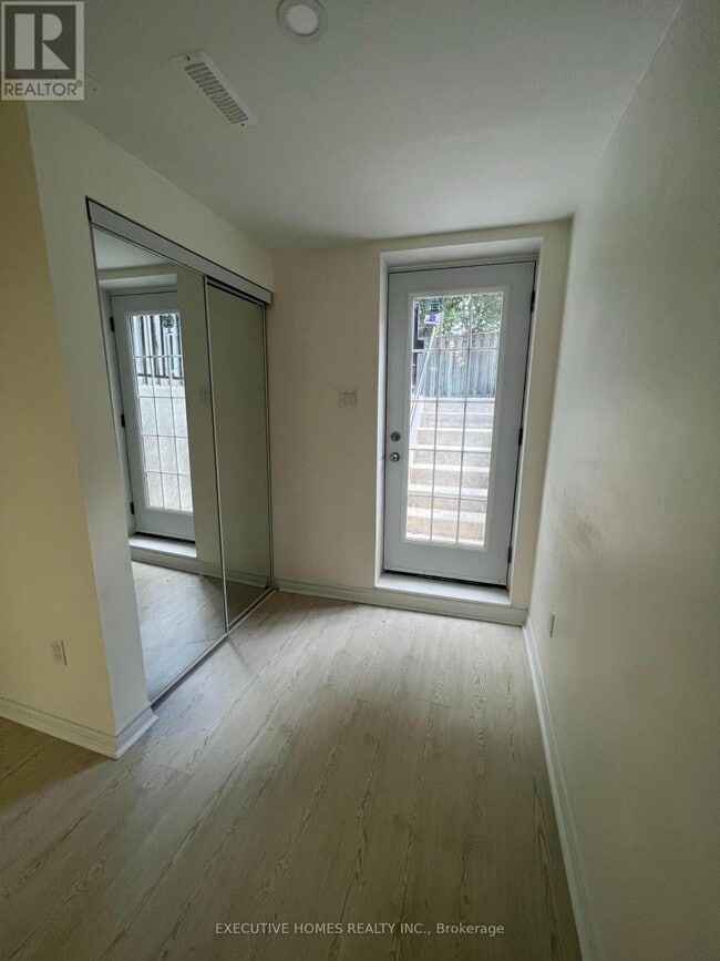 Building Photo - 3074 Dalehurst Dr