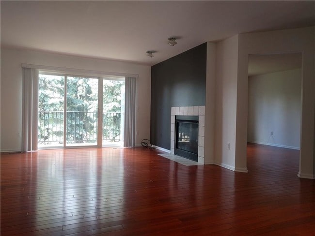 Building Photo - 6959 Edgewater Dr