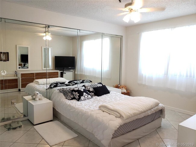 Foto del edificio - 250 181ST Dr