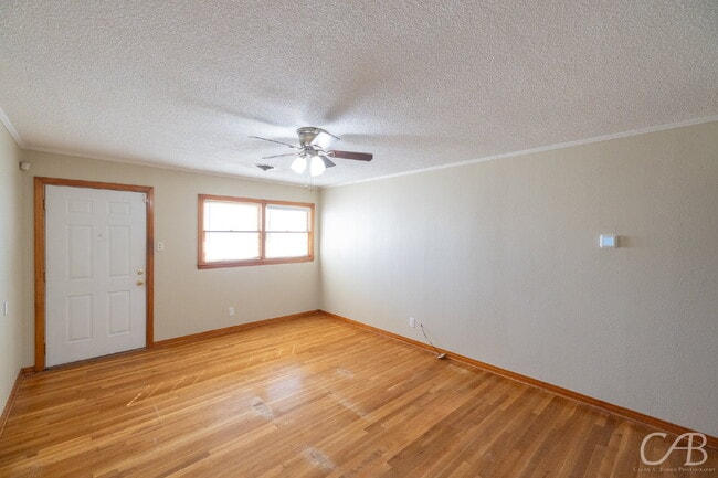 Foto del edificio - For Lease