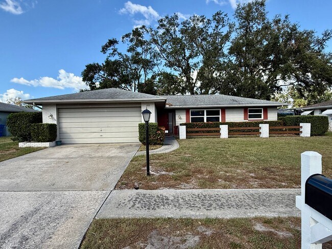Building Photo - Beautiful Palm Harbor 2/2 Located on Peace...