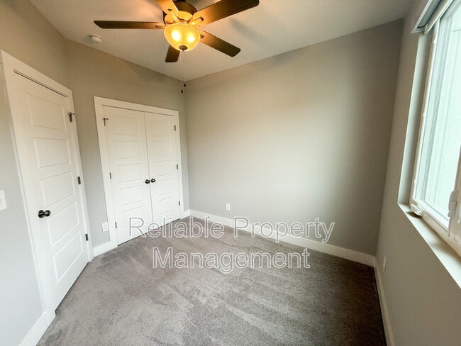 Building Photo - 10 S Laird Dr