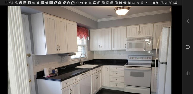 Kitchen - 6811 Greenlawn Rd