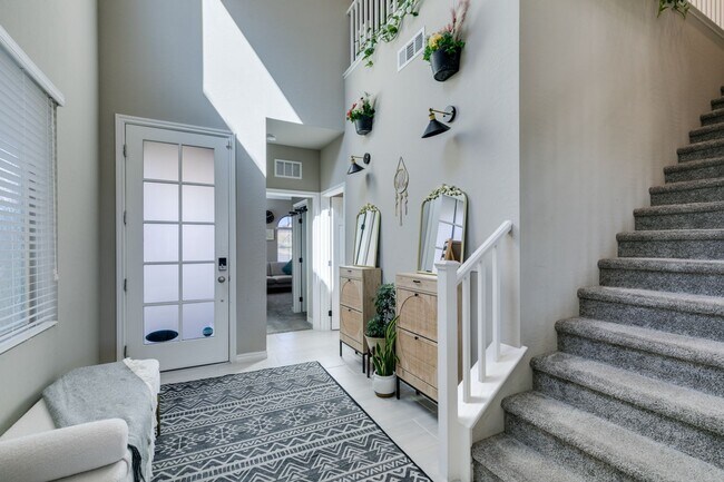 Foto del edificio - Gated, 4bed + loft with Bedroom and Full bathroom downstairs. Skye Canyon