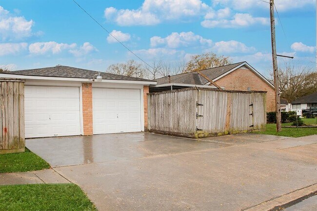 Foto del edificio - 14842 Dogwood Tree St