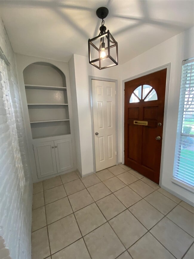 Building Photo - 12970 Trail Hollow Dr