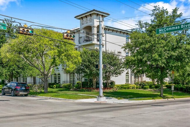 Foto del edificio - 5808 McCommas Blvd