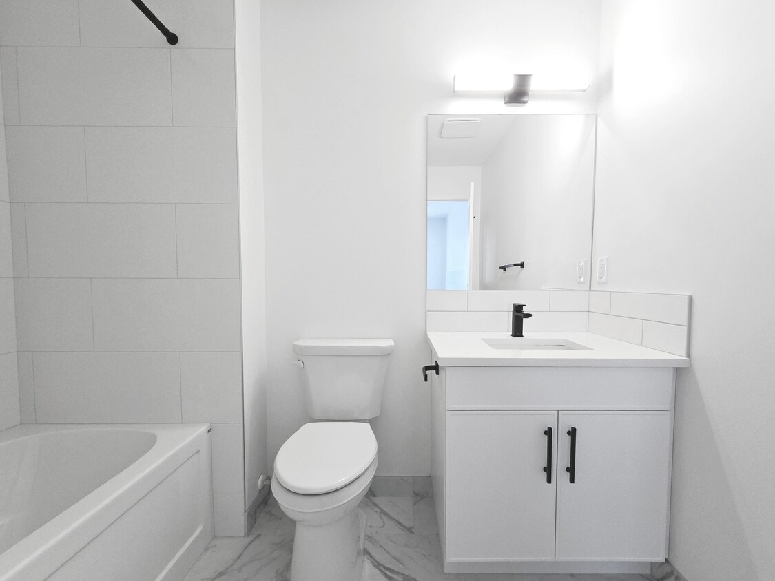 Photo principale - 12125-12195 95 St