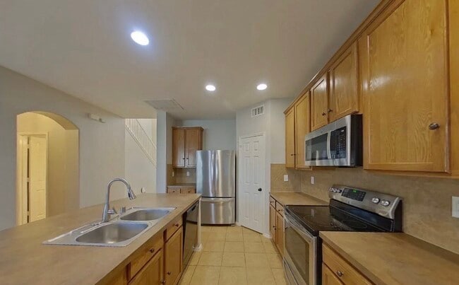 Foto del edificio - Charming 4-Bedroom Home with Modern Comforts & Spacious Living