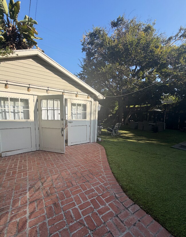 Su entrada privada a la parte trasera de la casa. - 2026 N Oxford Ave