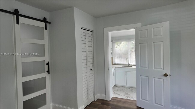 Foto del edificio - 3692 SW 9th Terrace