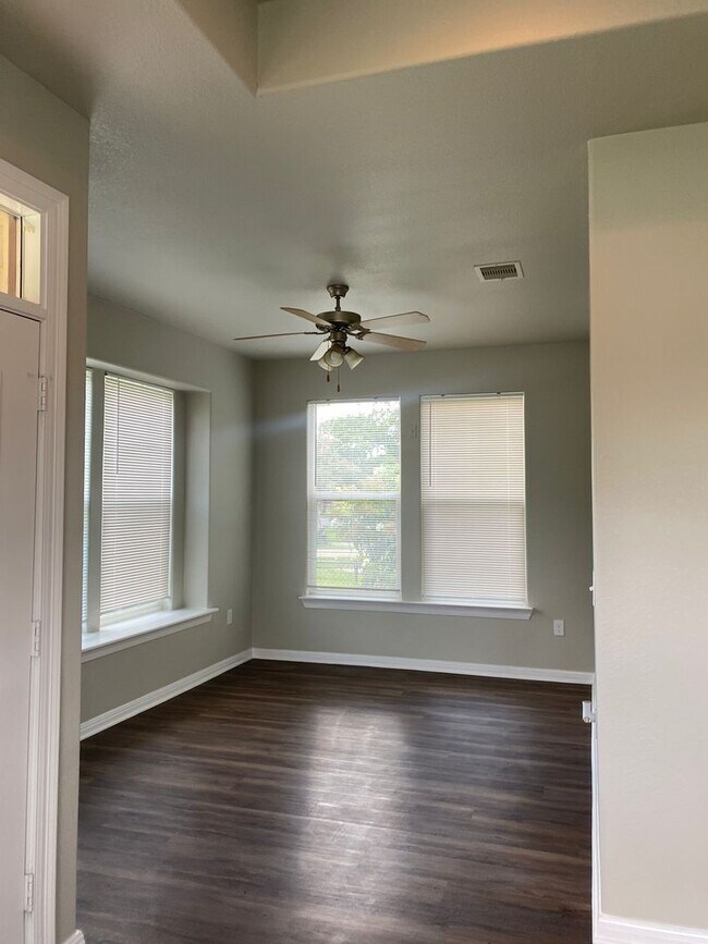 Foto del edificio - Charming 2 BR / 2 BA Beaumont home — updat...