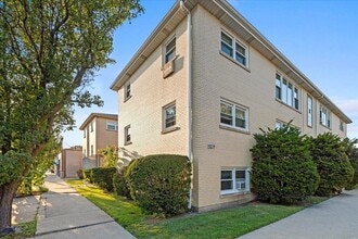 Building Photo - 5834 W Montrose Ave