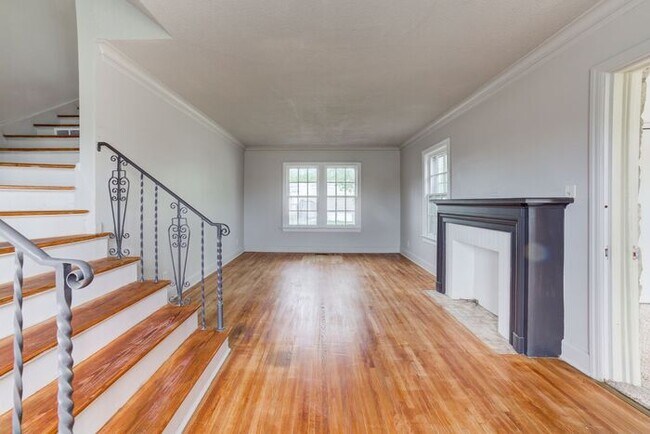 Building Photo - Huge House! 4 Bed 2 Bath 2 Living Areas!