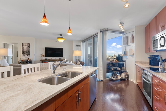 Building Photo - 807 Davis St