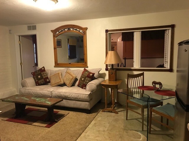 Living Room / Dining Room - 514 N Plumer Ave
