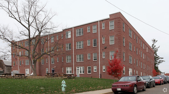 Building Photo - Colonial Park