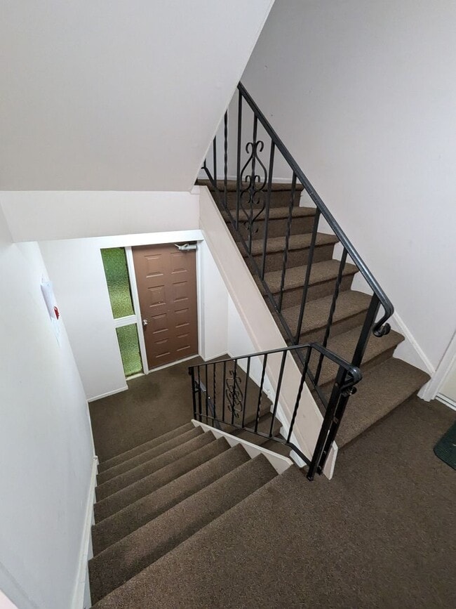 Building Photo - Remodeled Unit - Northeast