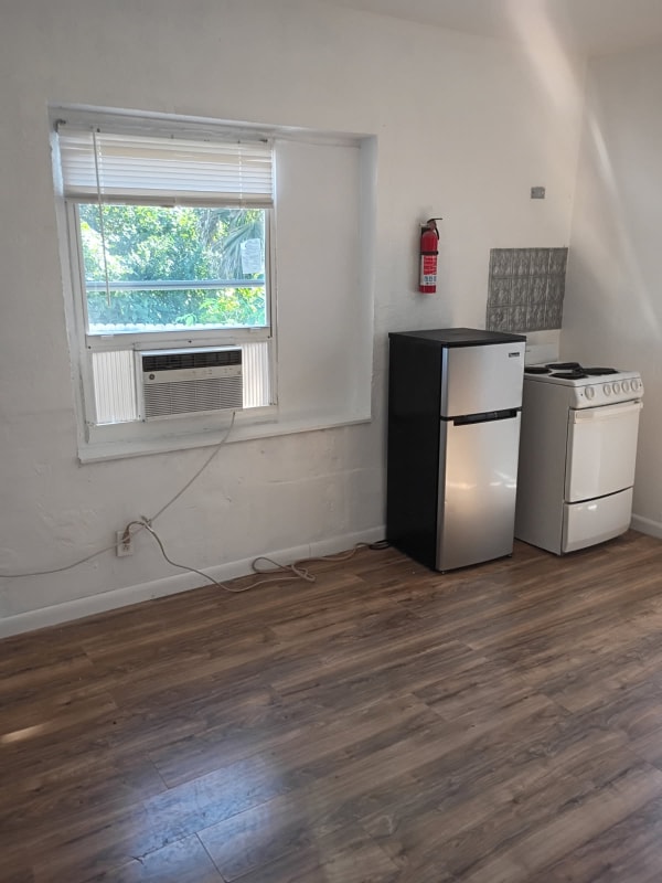 Building Photo - 637 S Main St